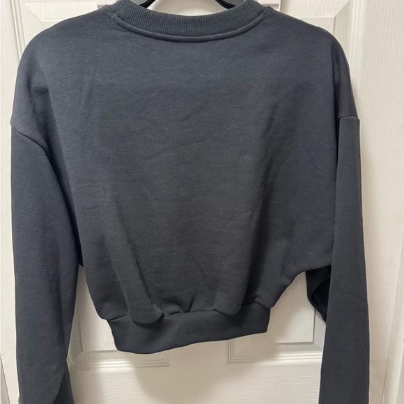 Alo Cropped Accolade Crewneck - Picture 4 of 5